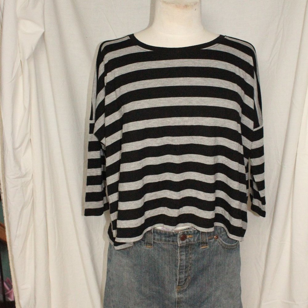 Grey and Black Striped 3/4 sleeve szM